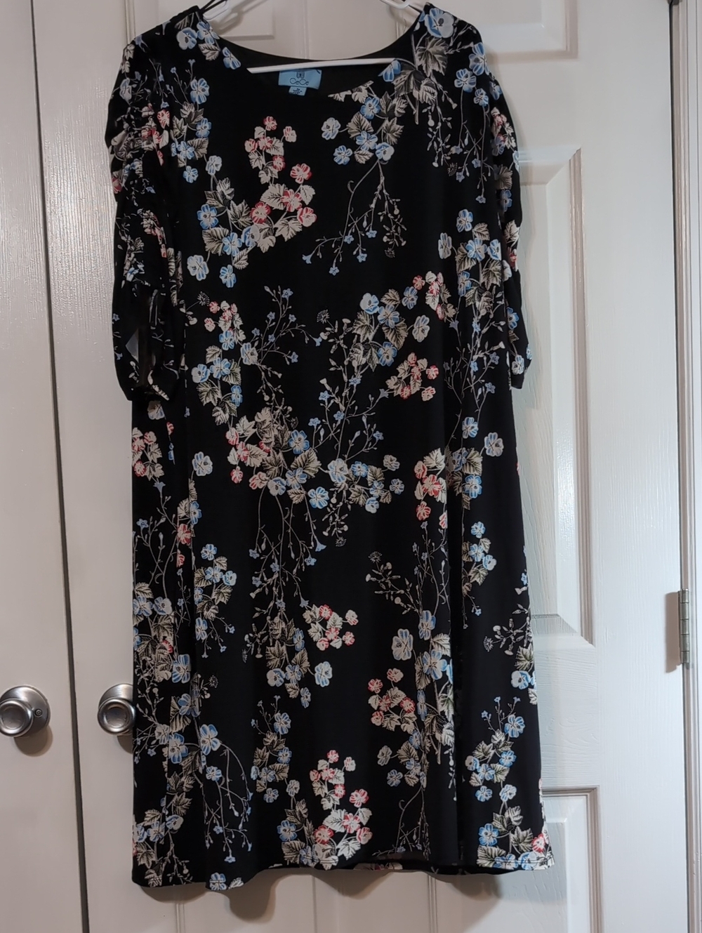 CeCe Black Floral Short Sleeve Shift Dress with Blue and Red Blooms